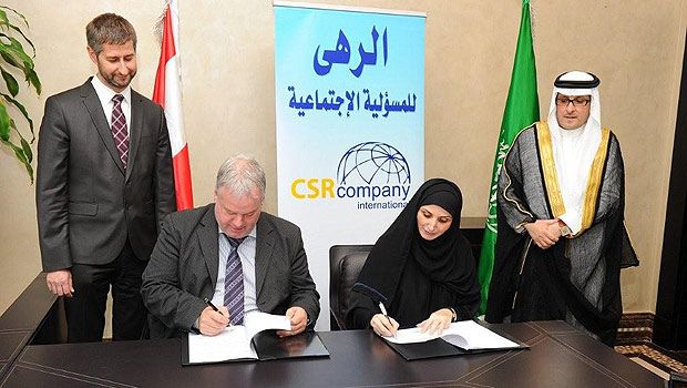 Chairwoman of Alroha CSR Company Olfat Kabbani and Martin Neureiter, a world-renowned expert in social responsibility, sign an agreement for mutual cooperation. (AN photo)
